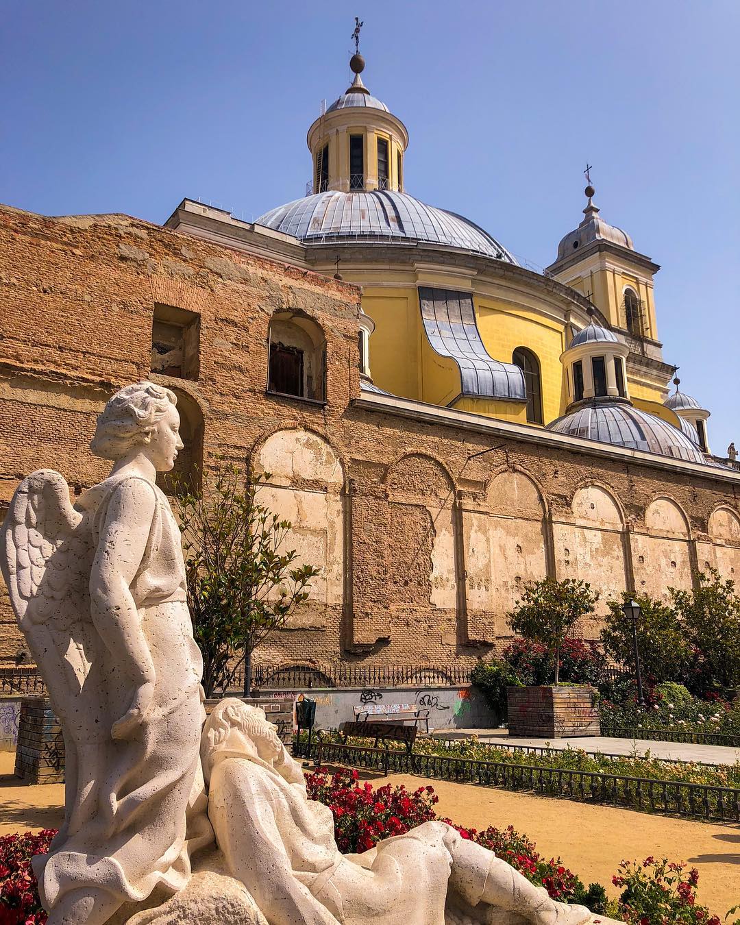 Vanessa Rallonza: Breathtaking Sculpture - Feminine Grace in Architectural Encounter