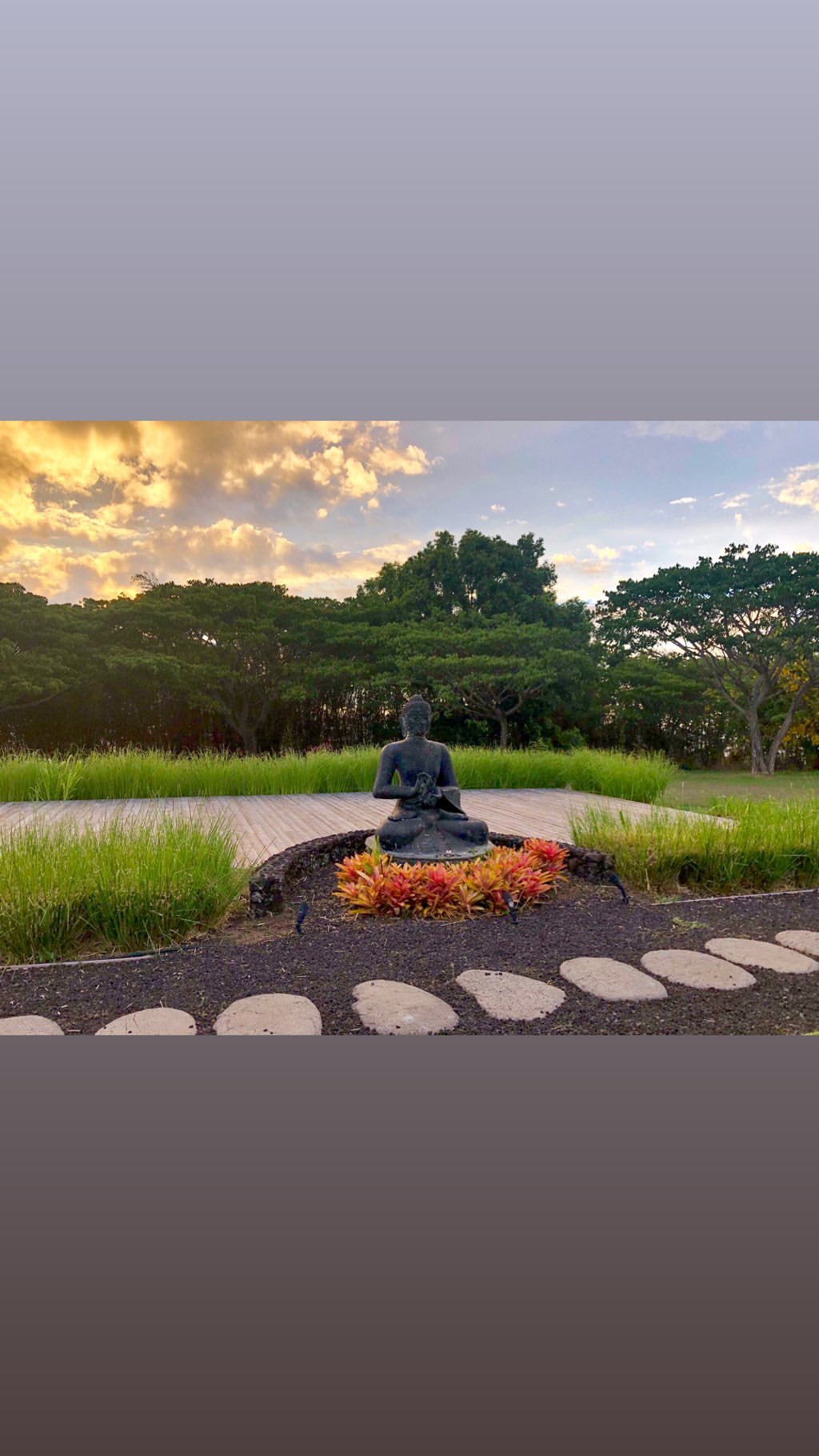 Vanessa Rallonza: Statue Captivating in Urban Greenery