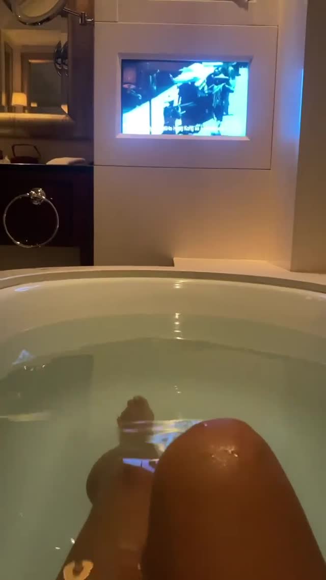 Vanessa Rallonza Serene Bathtub Escape (Video)