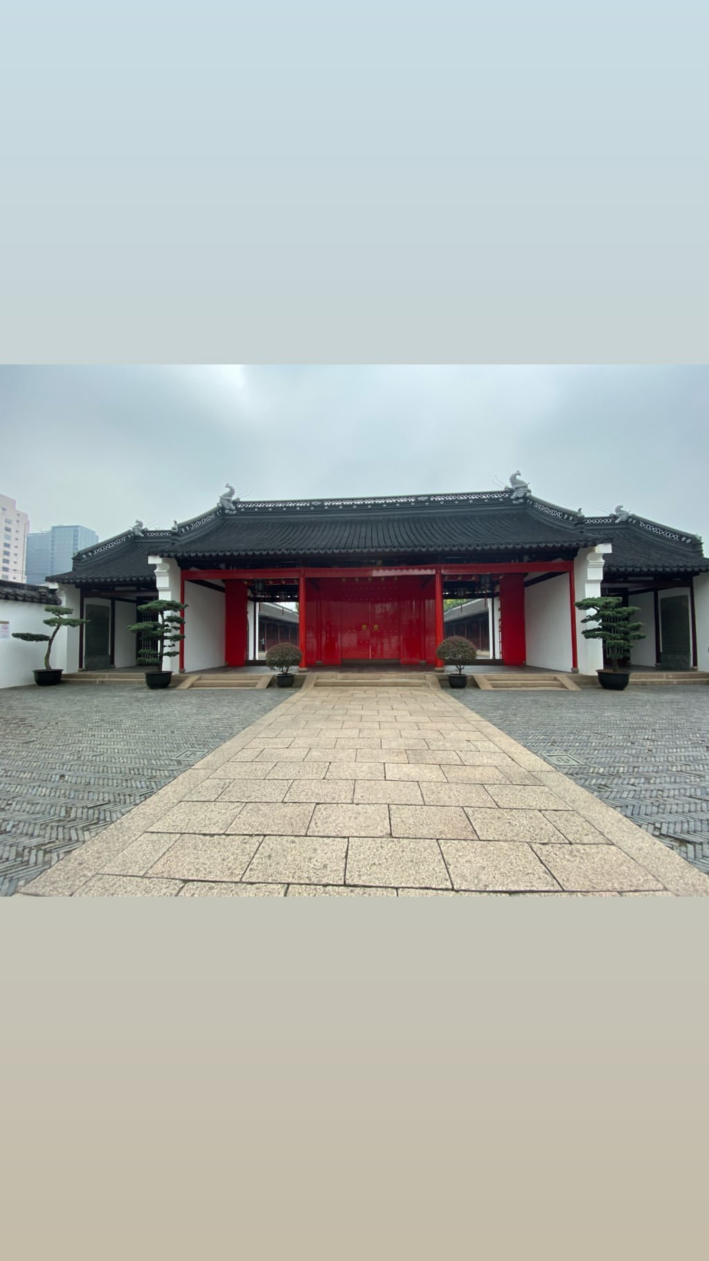 Vanessa Rallonza: Bold Red Architectural Marvel with Striking Entrance Door
