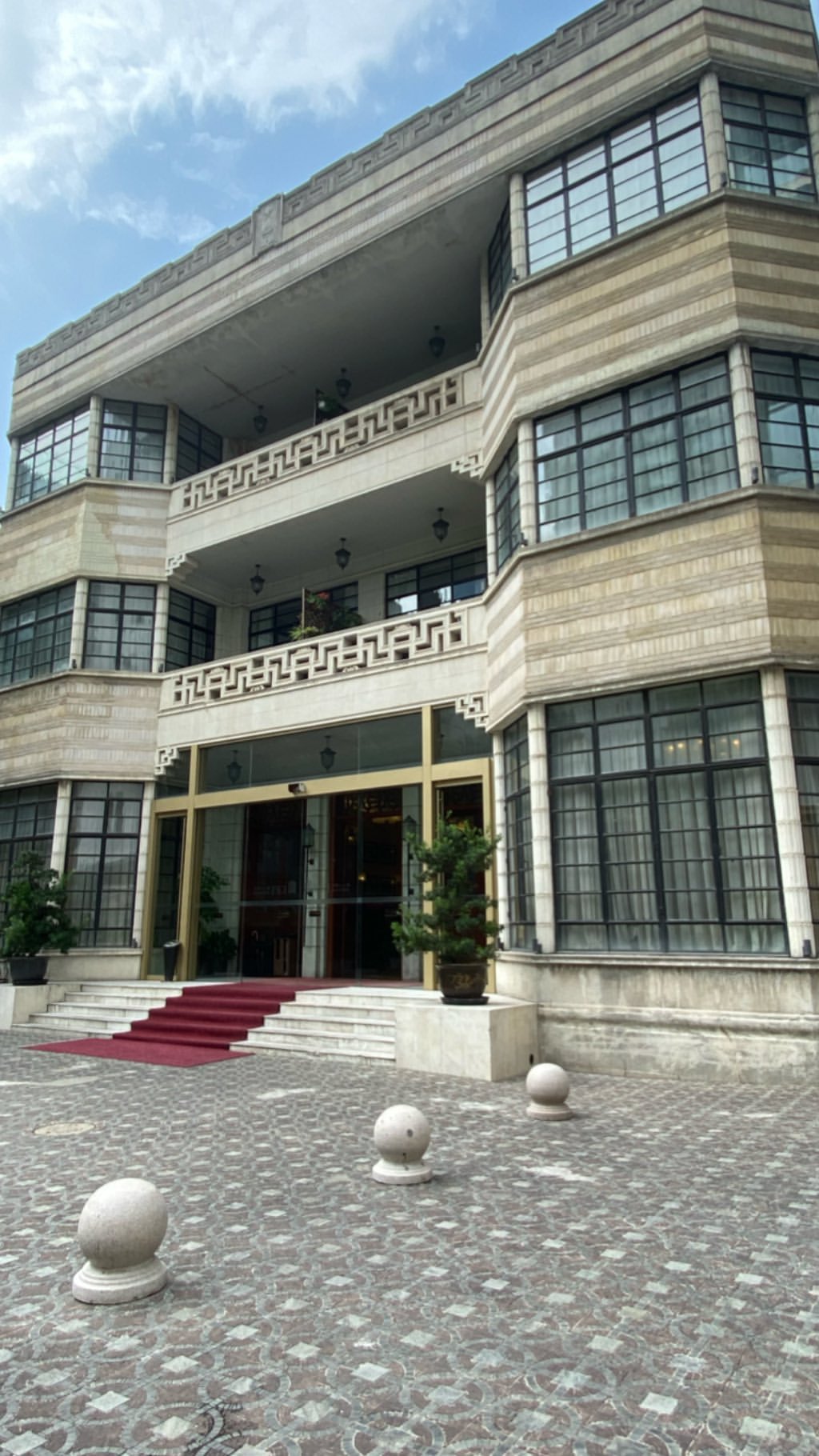 Vanessa Rallonza: Grand Architecture in Red Carpet Glamour